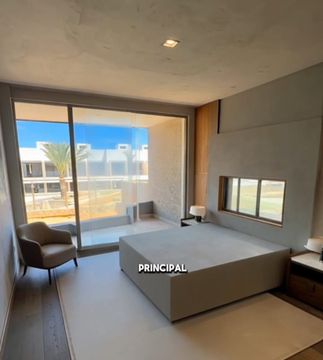 Спальня с видом с балкона